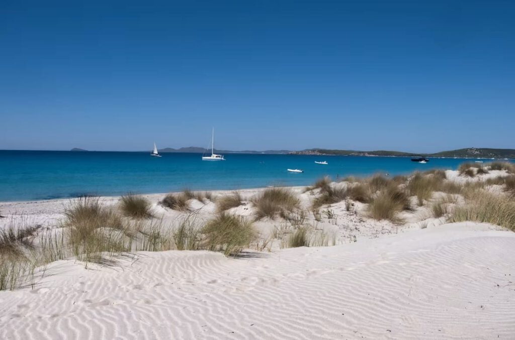 Witte zandduinen en turquoise zee bij Porto Pino in Zuid-Sardinië
