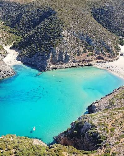 Uitzicht op Cala Domestica met turquoise water in Zuidwest-Sardinië