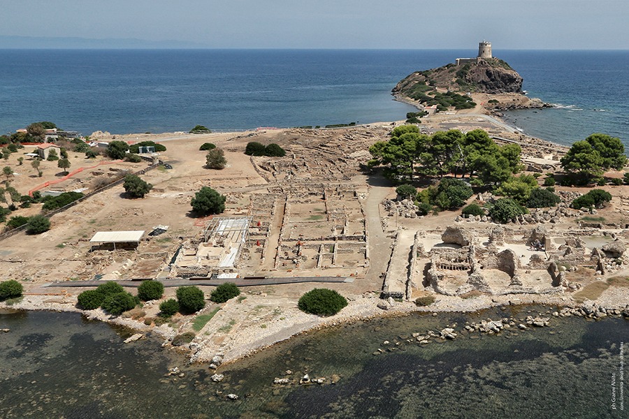 Luchtfoto van de archeologische stad Nora aan de kust van Zuid-Sardinië
