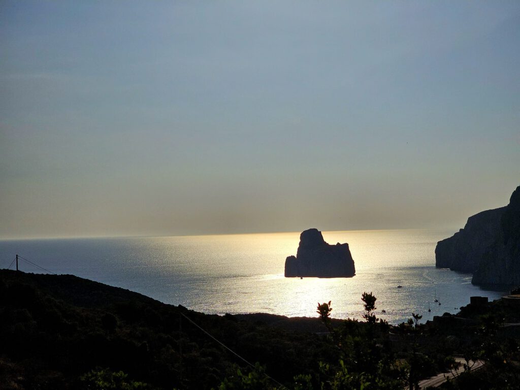 Zonsondergang bij Pan di Zucchero voor de kust van Masua in Zuidwest-Sardinië