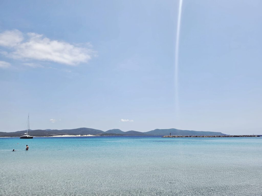 Helder turquoise water bij het strand van Porto Pino in Zuid-Sardinië