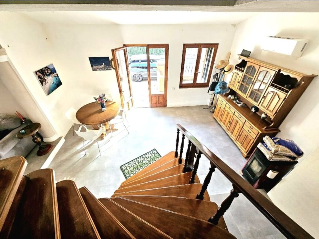Overzicht van de woonkamer en trap in Villa Marolo in Zuid-Sardinië