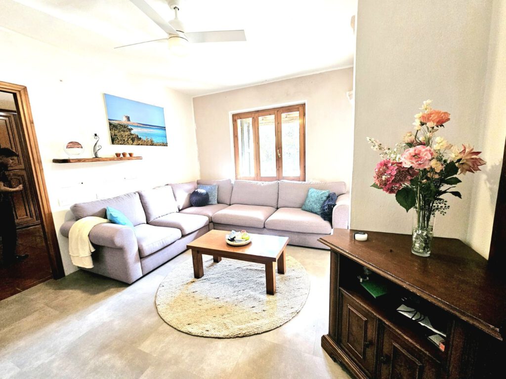 Sfeervolle woonkamer met comfortabele zithoek in Villa Marolo in Zuid-Sardinië