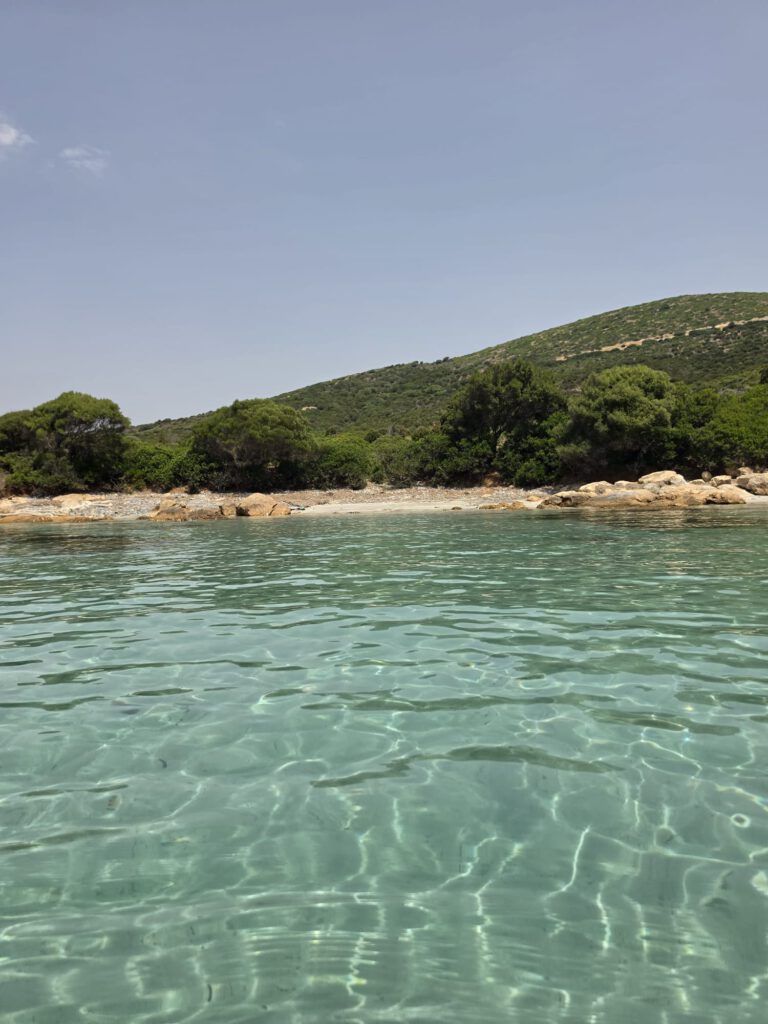 Helder water bij Spiaggia dei Francesi in de omgeving van Porto Pino