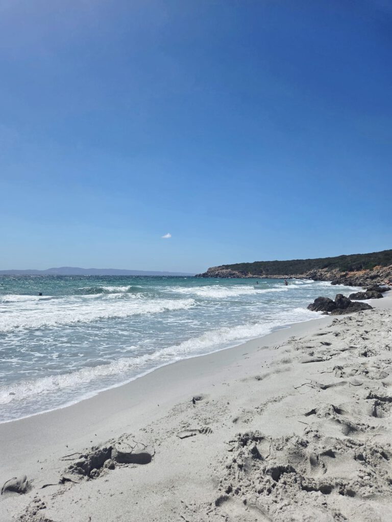 Zandstrand en rotsachtige kust bij Su Portu de su Trigu