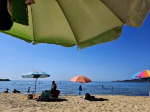 Ondiep water en zandstrand bij Is Solinas in Zuidwest-Sardinië
