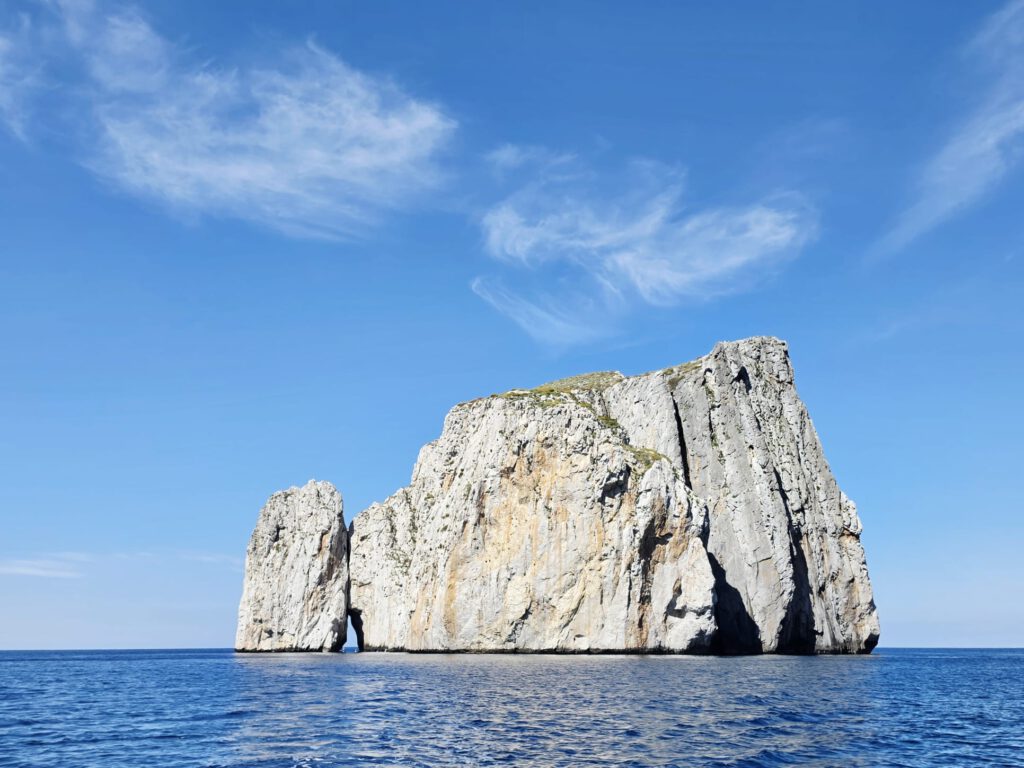 Pan di Zucchero voor de kust bij Porto Flavia in Zuidwest-Sardinië