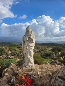 Mariabeeld in de heuvels rond Narcao op Sardinië