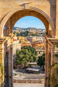 Uitzicht over Cagliari door een stenen boog in de oude stad