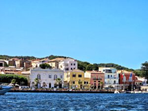 Kleurrijke boulevard en haven van Carloforte op het eiland San Pietro
